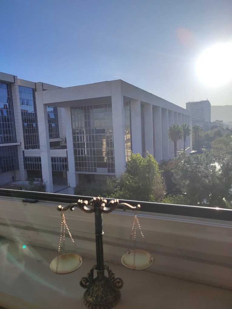 Η θέα του γραφείου — απέναντι, ο Άρειος Πάγος.